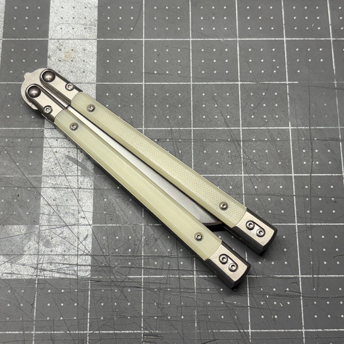 Revolution v2 Hand-ground D2 blade - Ghost Jade G10 inserts ...